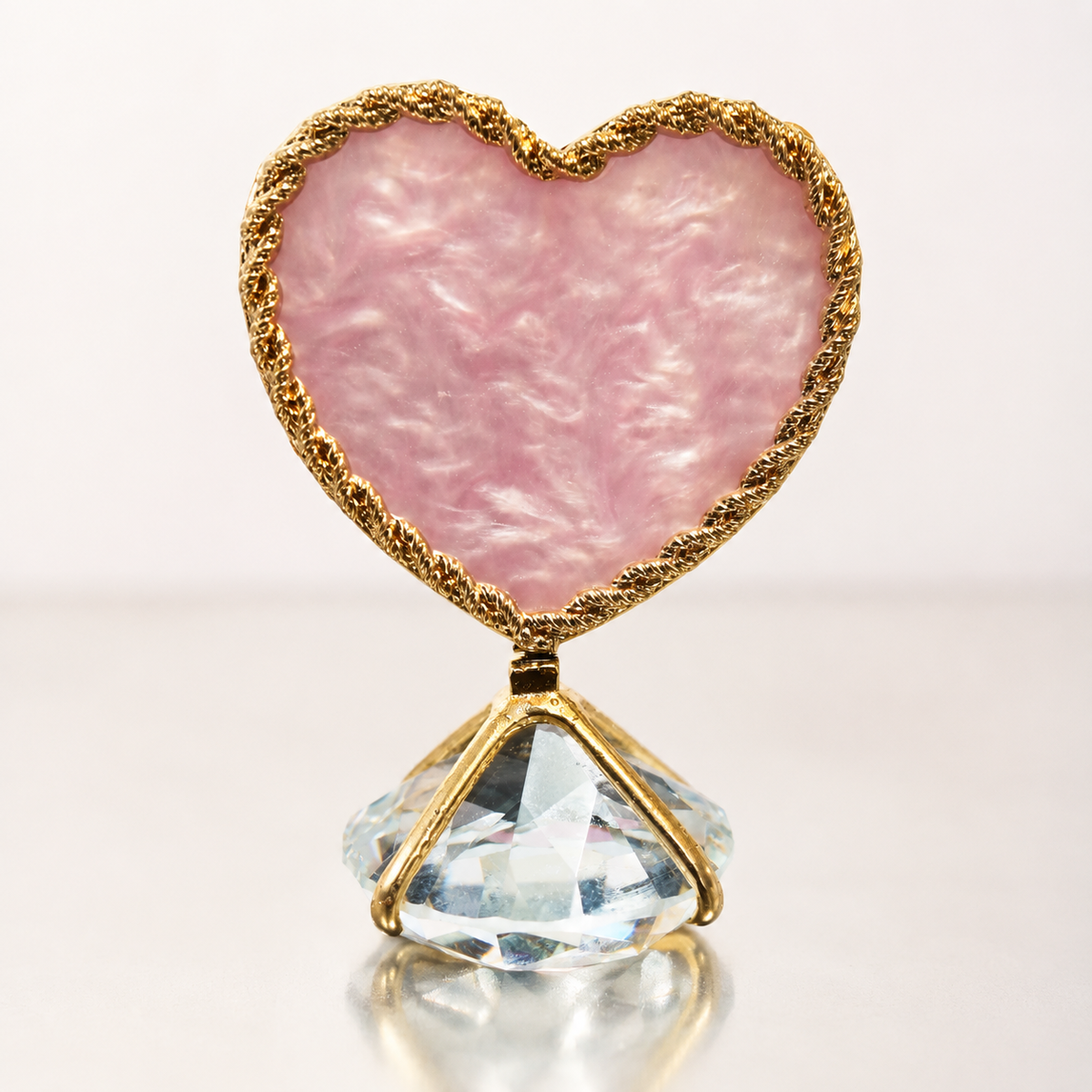 Luxury Heart Shape Nail Art Display Stand – Crystal Base Nail Decoration Holder for Salon & Photography